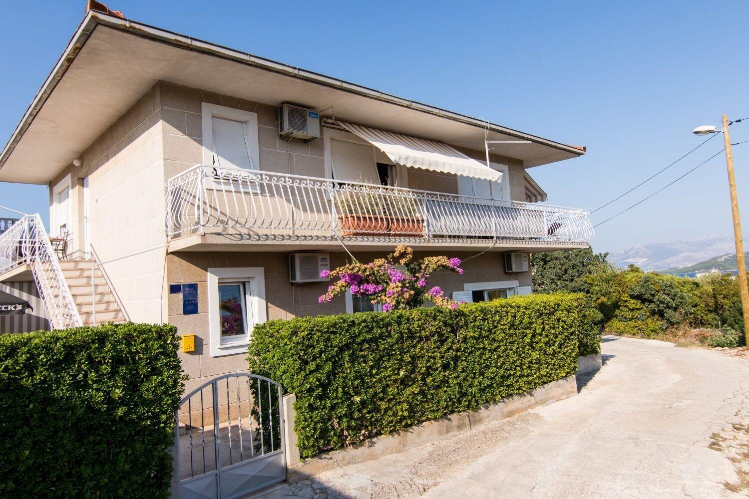 Apartments Ivica - Garden Terrace Slatine Bagian luar foto
